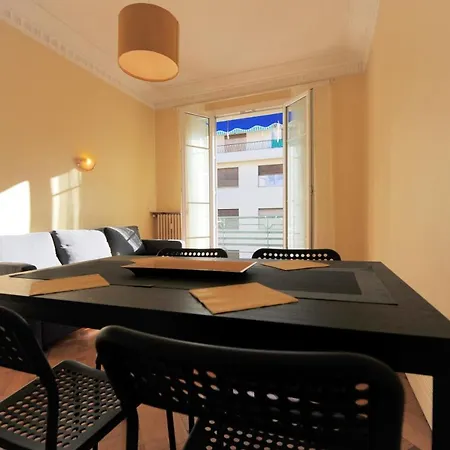 Chic & Spacious Getaway In - 10min To Apartment