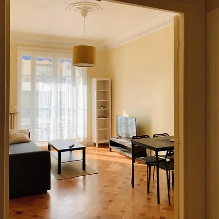 Chic & Spacious Getaway In - 10min To Apartment