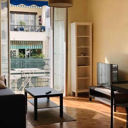 Chic & Spacious Getaway In - 10min To Apartment