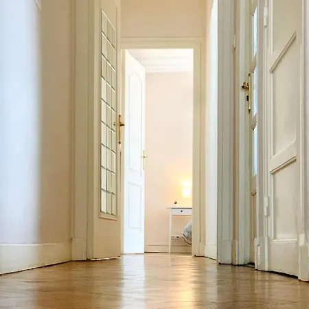 Chic & Spacious Getaway In - 10min To Apartment *